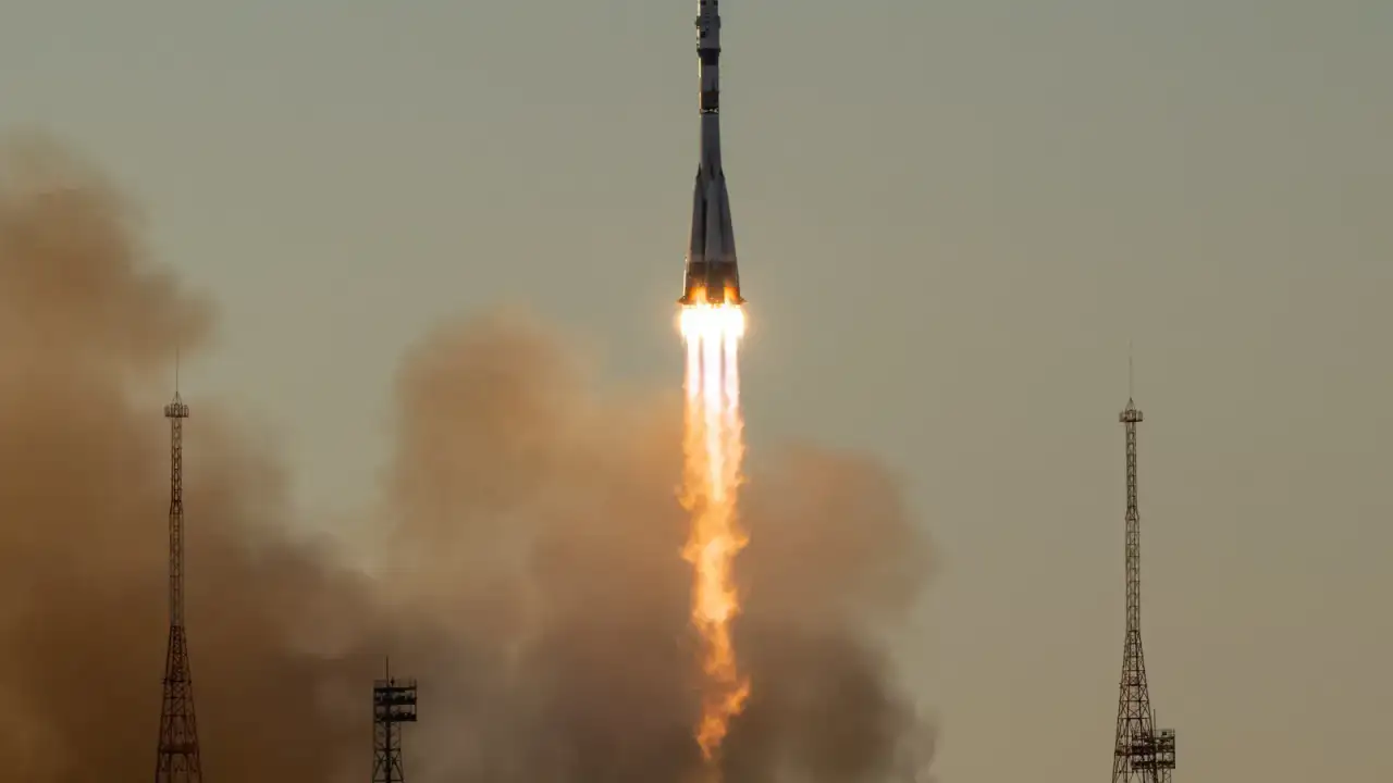 Astronautas y cosmonautas en la Estación Espacial Internacional durante la llegada de nueva tripulación