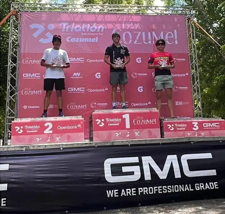 Atletas de triatlón durante una competencia en Isla Cozumel