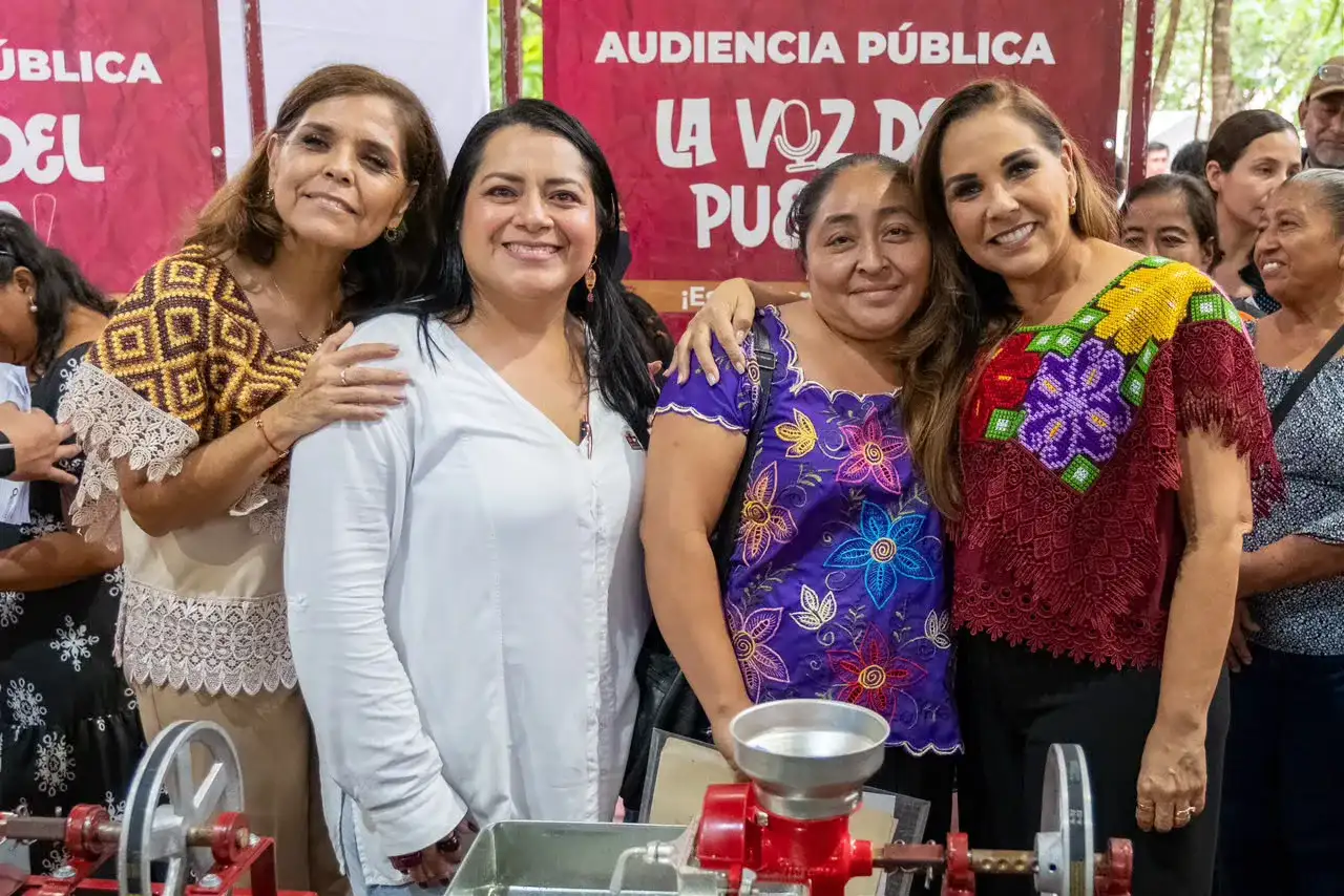 Personas formadas durante una jornada de atención ciudadana en un domo de Cancún