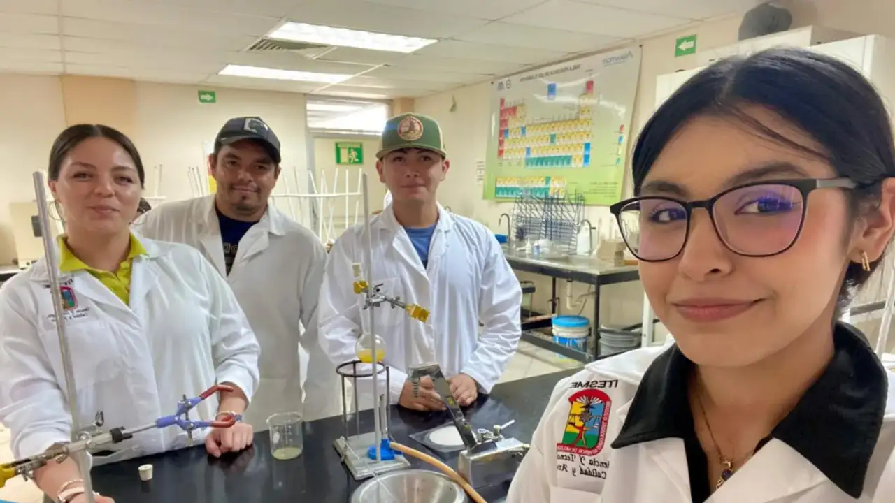 Estudiantes universitarios en un campus de Baja California Sur