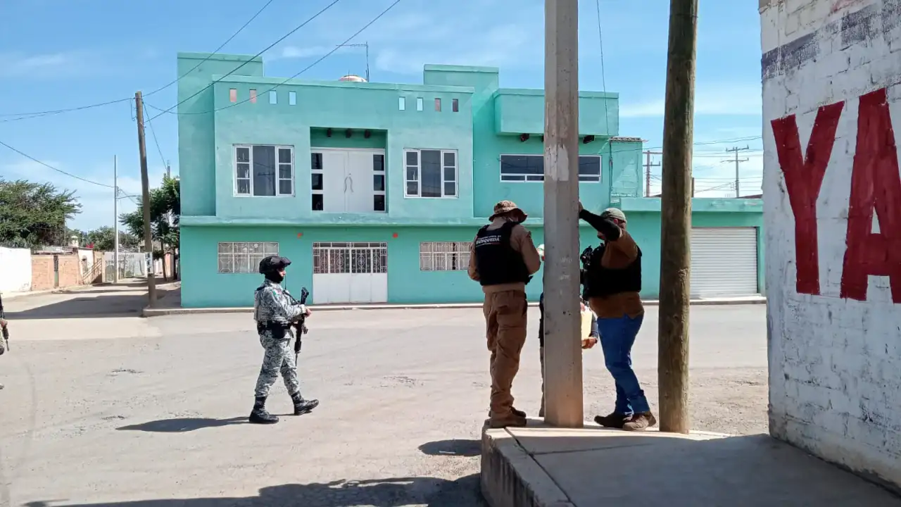 Personal de búsqueda pega fichas en una comunidad de Zacatecas