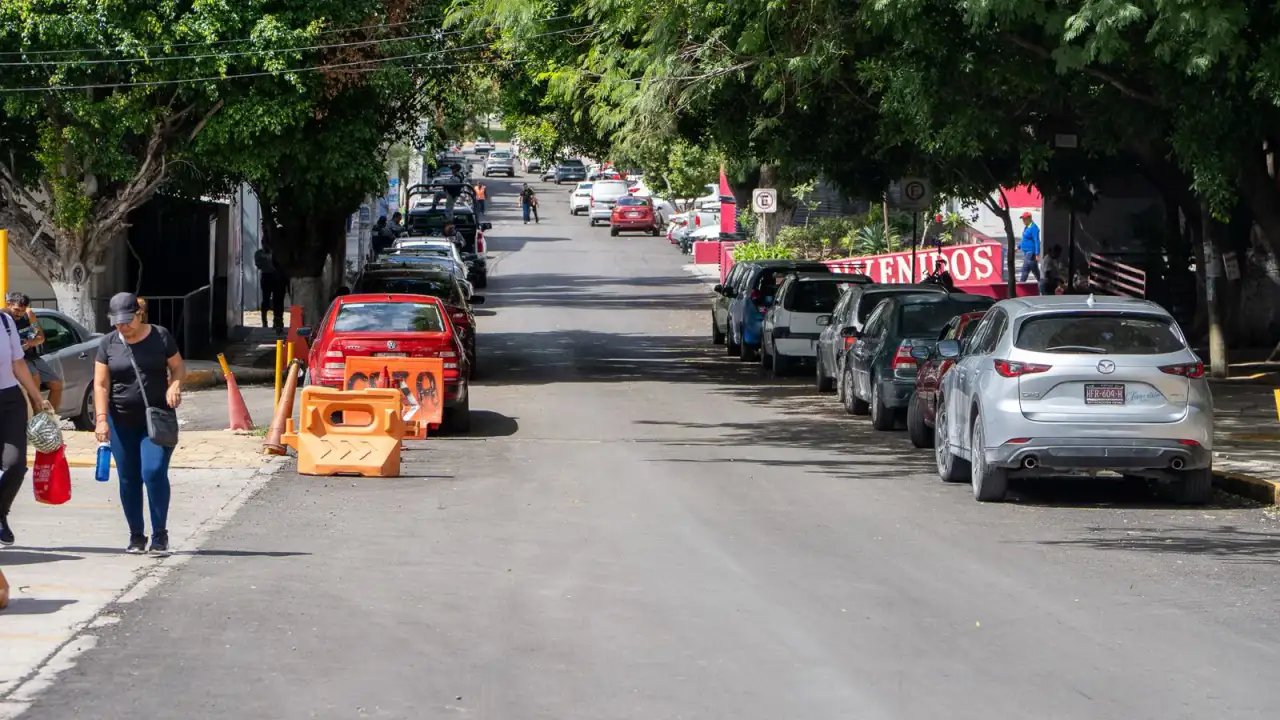 Vialidad urbana en proceso de rehabilitación con maquinaria y trabajadores