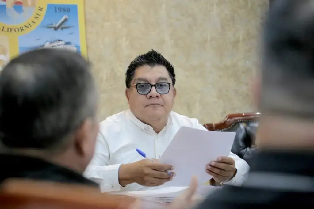 Reunión de funcionarios municipales con integrantes de Antorcha Campesina en Los Cabos