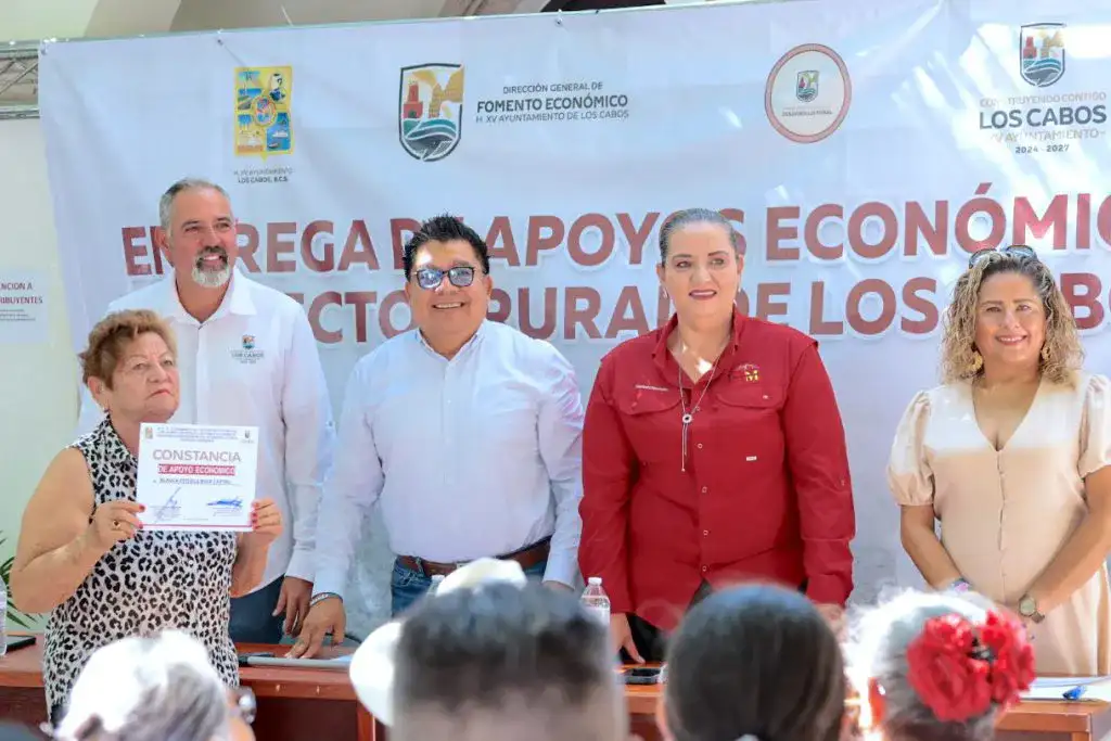 Entrega de apoyos económicos a productores agropecuarios en Los Cabos