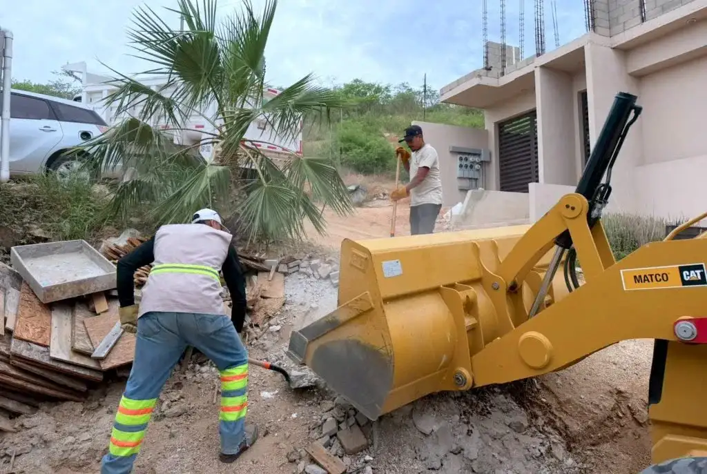 Trabajadores municipales realizan limpieza y nivelación de calles en una colonia