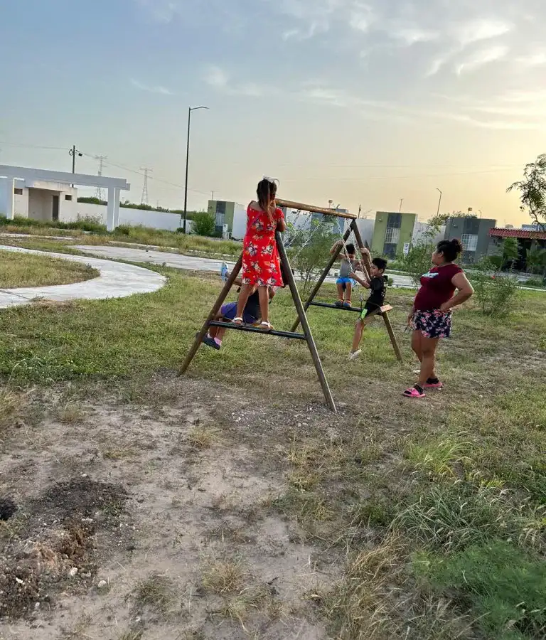 Plaza pública con portería y canasta recién instaladas en Reynosa