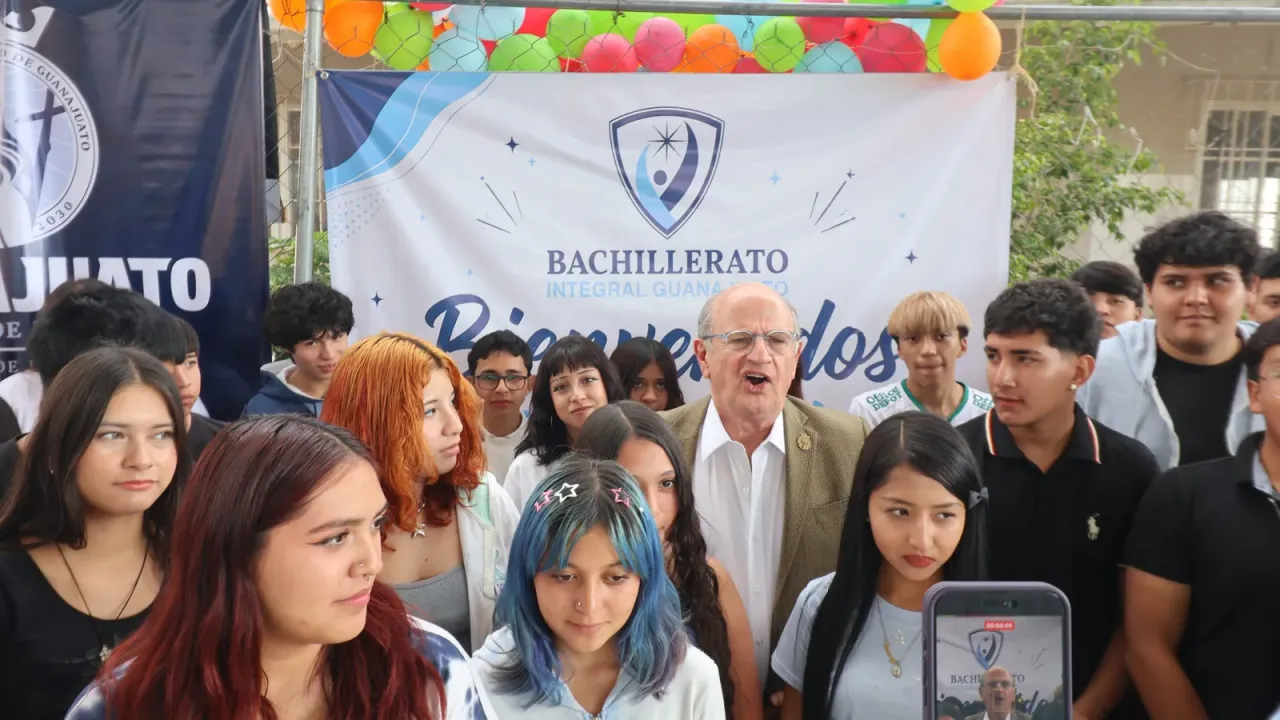 Estudiantes de secundaria en una gira educativa en Guanajuato