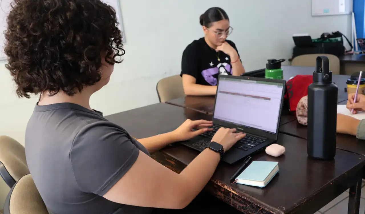Jóvenes frente a un plantel educativo de nivel medio superior
