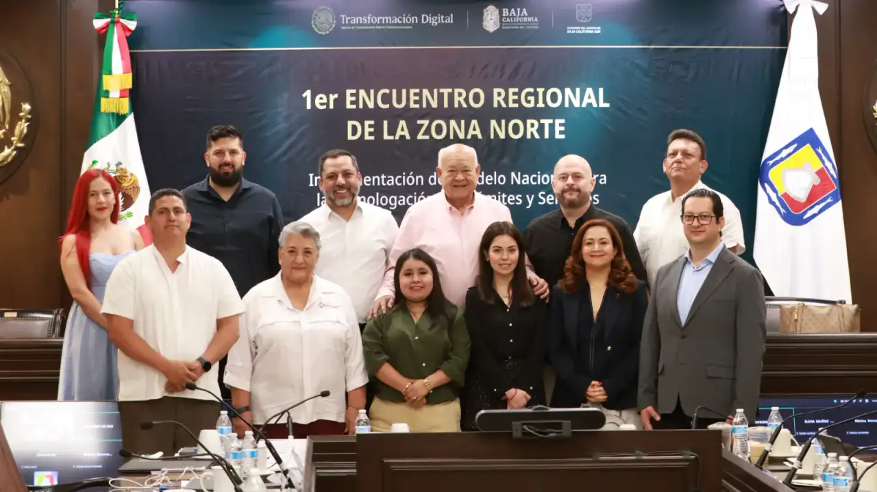 Reunión de representantes de gobiernos estatales en una sala de trabajo