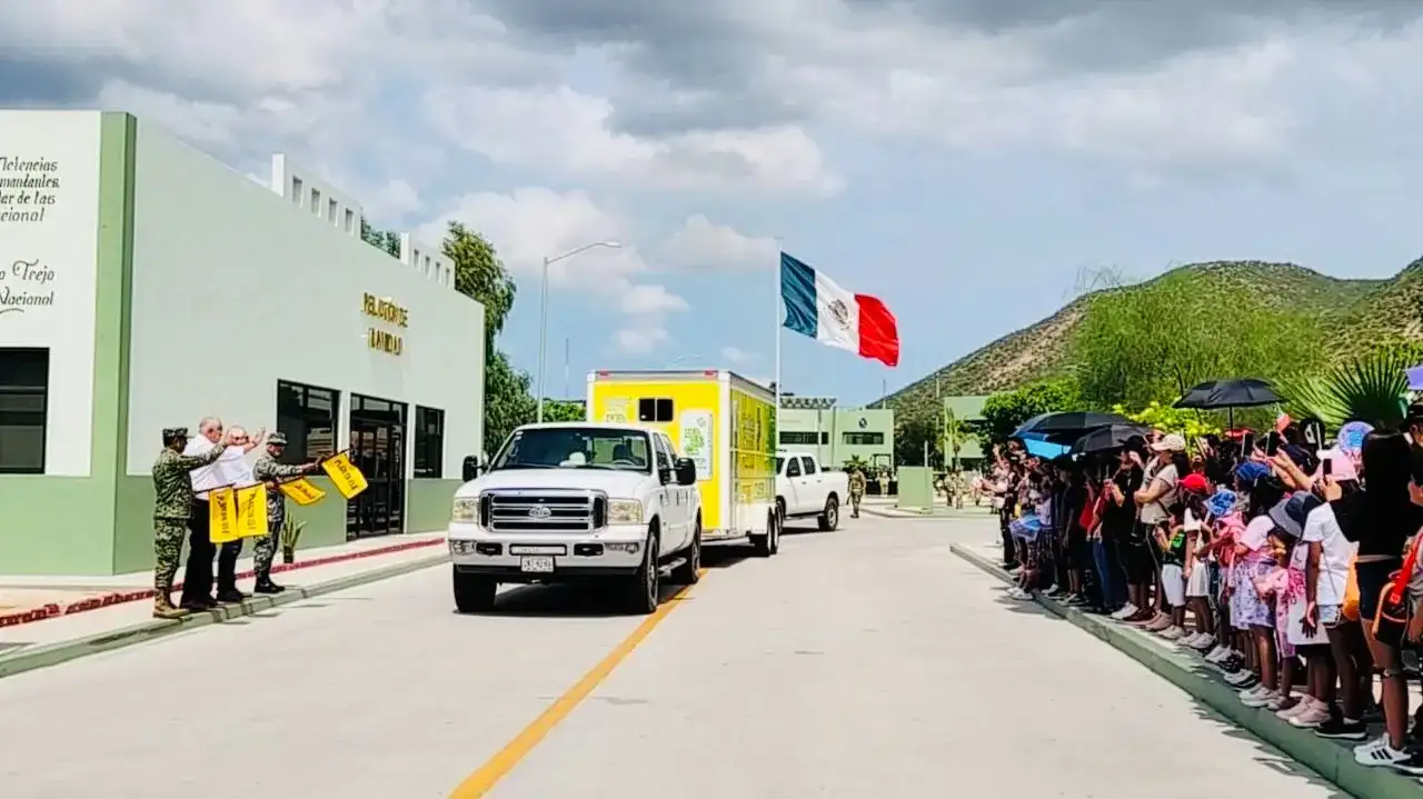 Personal militar y maquinaria pesada durante un despliegue preventivo en Baja California Sur