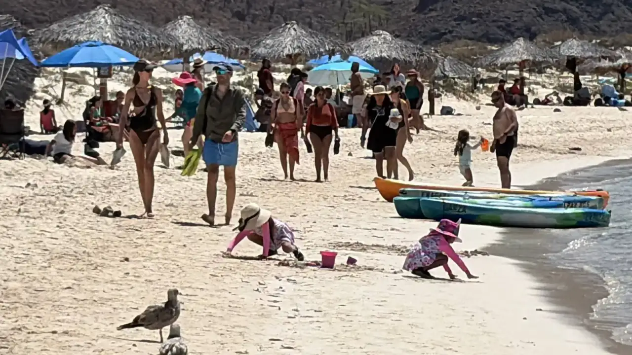 Playas de Baja California Sur con turistas y hoteles al fondo