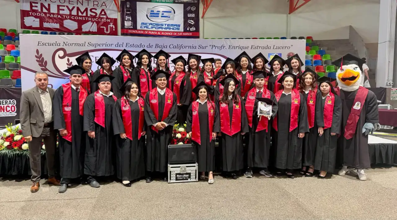 Graduación de docentes en BCS con birretes y diplomas
