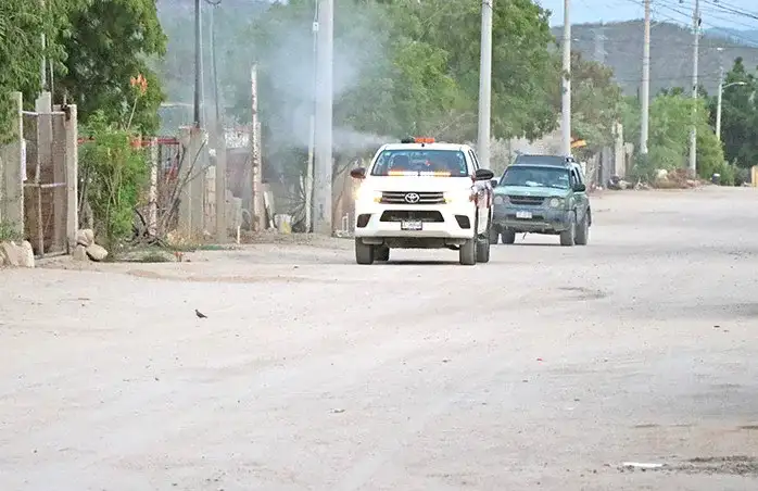 Personal de salud fumigando contra el dengue en calles de Baja California Sur