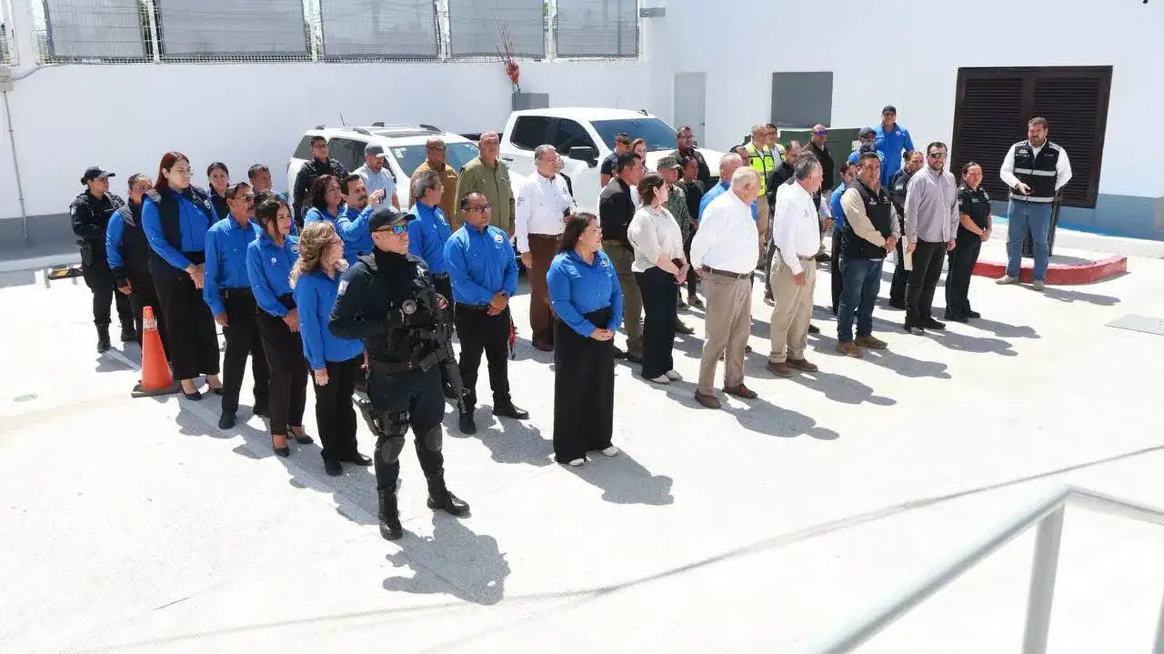 Personas evacuando un edificio durante un simulacro de sismo en Baja California Sur