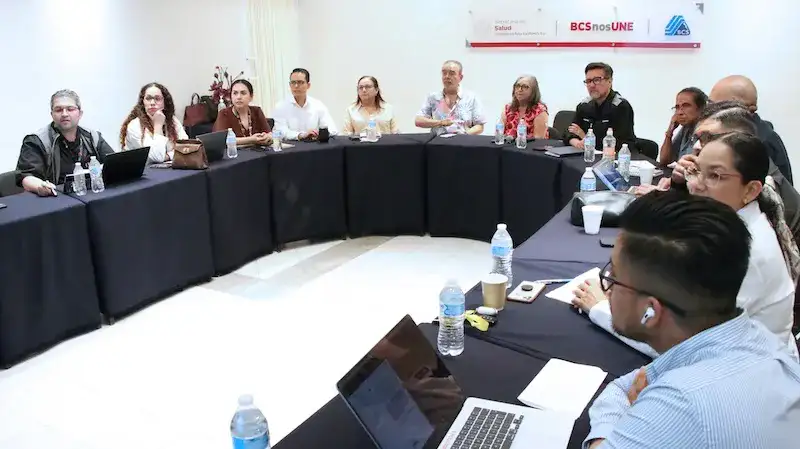 Brigadistas de salud realizan labores de fumigación y control del mosquito del dengue