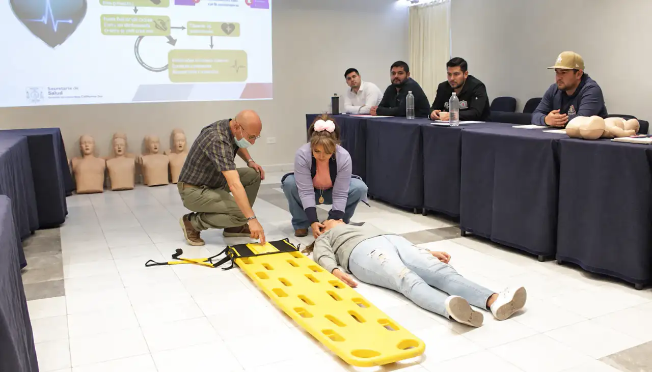 Personas participan en un curso de primeros auxilios en Baja California Sur