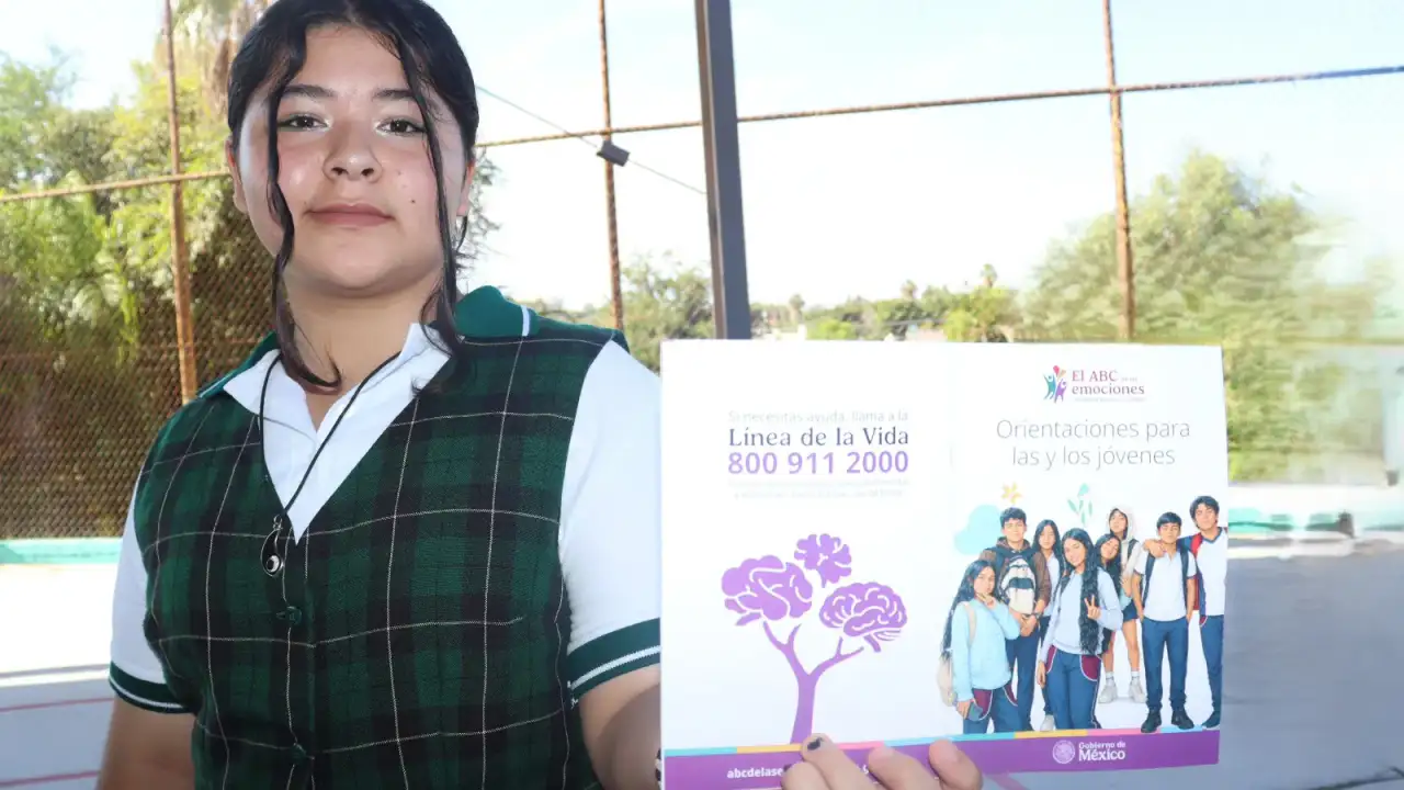 Estudiantes de secundaria en un salón de clases en Baja California Sur