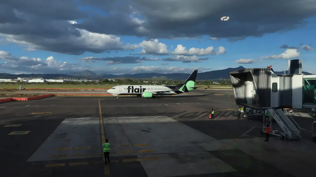 Avión de pasajeros en la pista del Aeropuerto Internacional del Bajío durante el vuelo inaugural a Vancouver