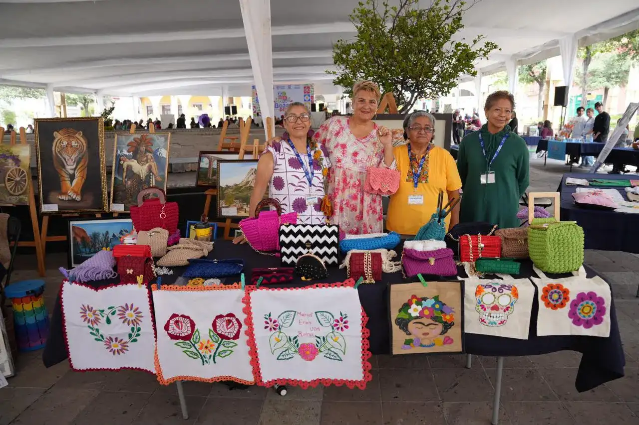 Personas y productos en un bazar de organizaciones sociales en la Plaza de la Constitución