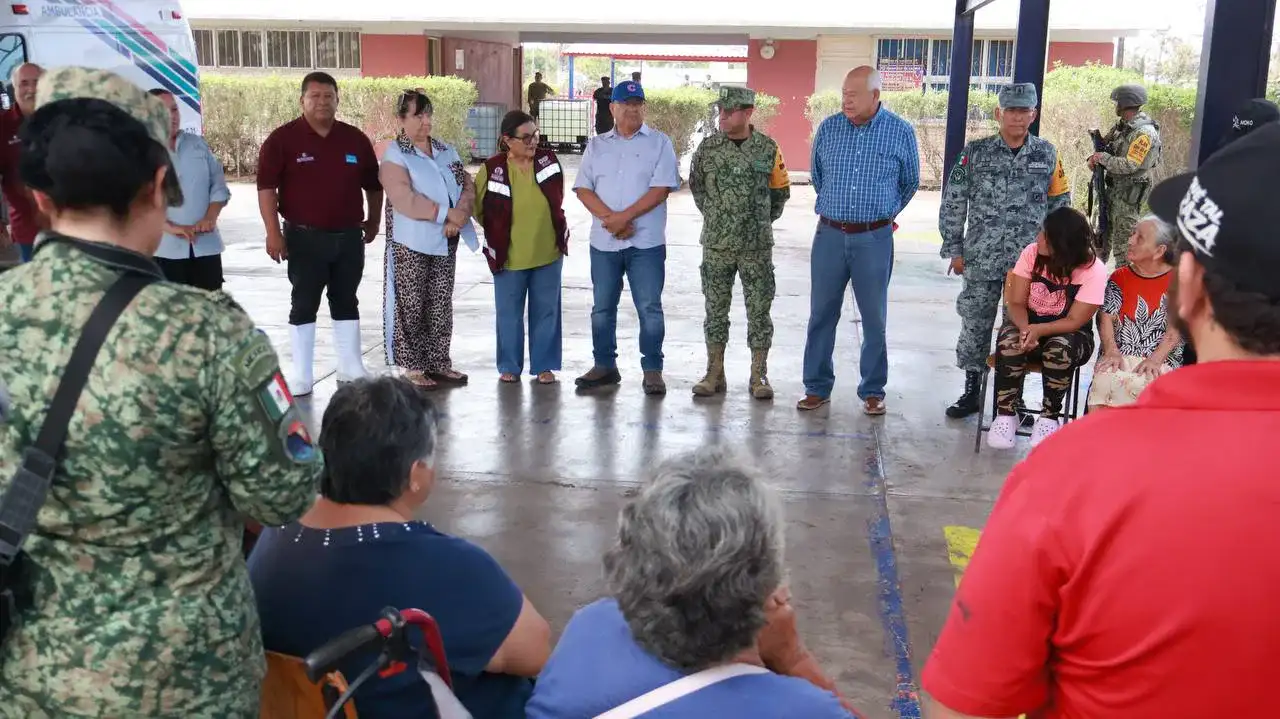 Autoridades y elementos de apoyo durante labores de recuperación en una comunidad costera de Baja California Sur