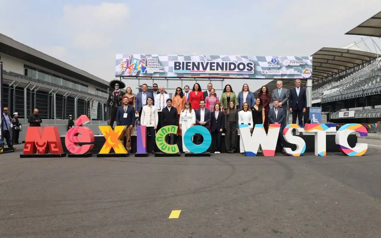 Participantes en un evento de turismo deportivo al aire libre en Baja California Sur