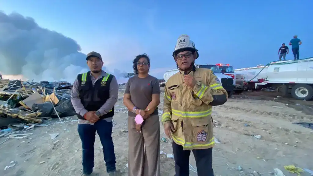 Bomberos y vehículos de emergencia durante el incendio en el relleno sanitario de La Candelaria