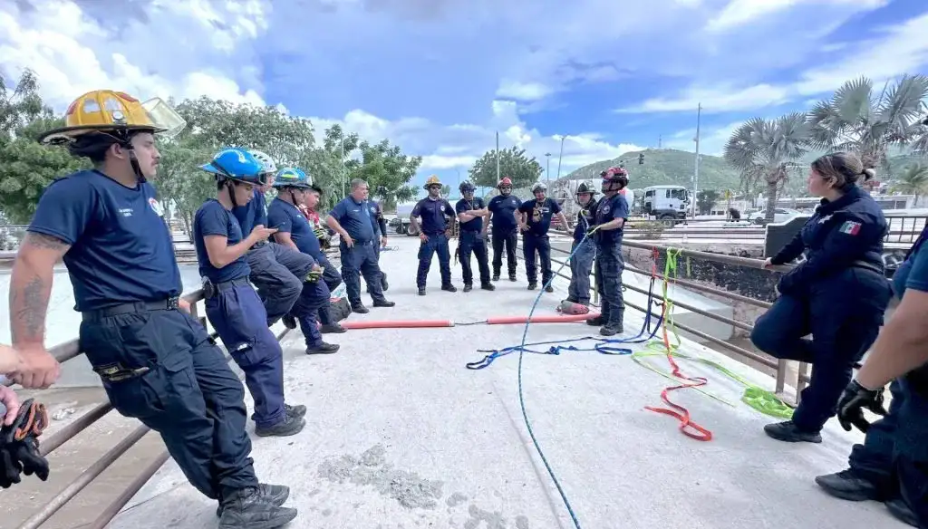 Bomberos durante práctica de rescate en aguas rápidas en Los Cabos