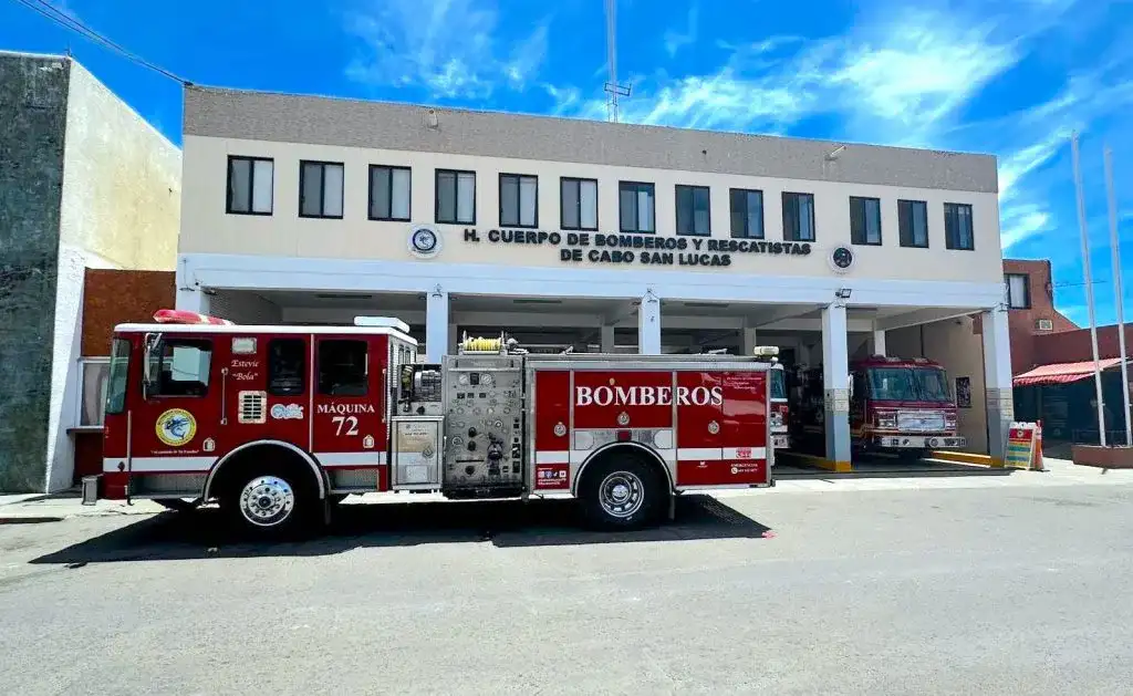 Bomberos revisando instalaciones eléctricas en una vivienda