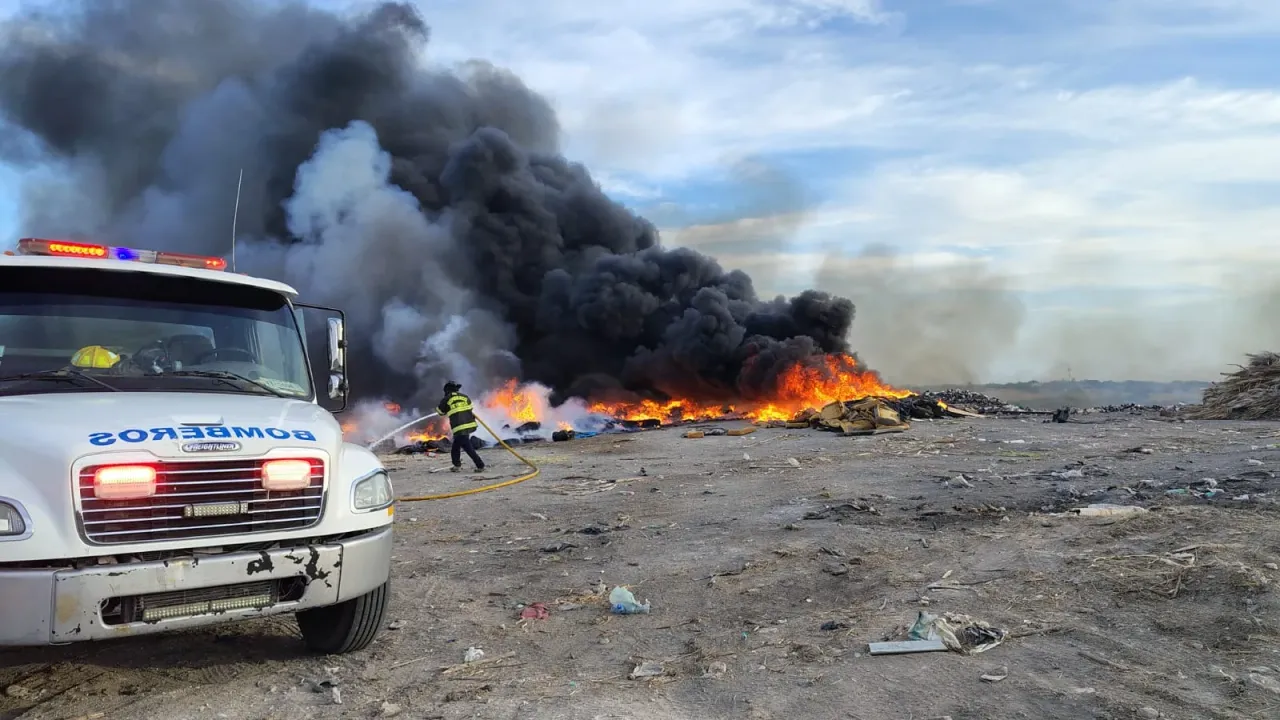 Bomberos de Reynosa trabajan para extinguir el incendio en el basurero