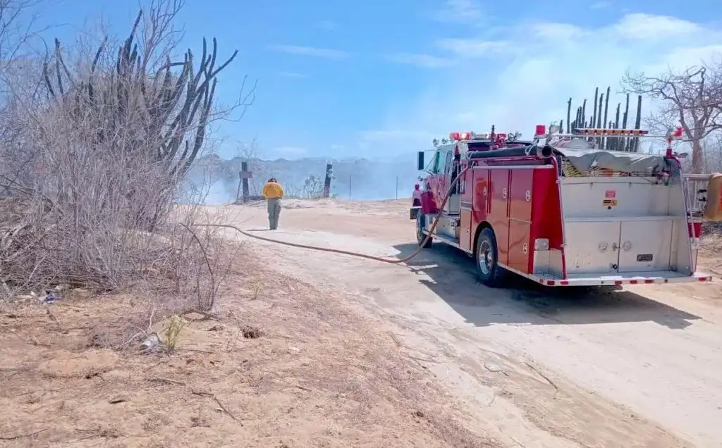 Bomberos trabajando en el basurero de Santiago para controlar el incendio