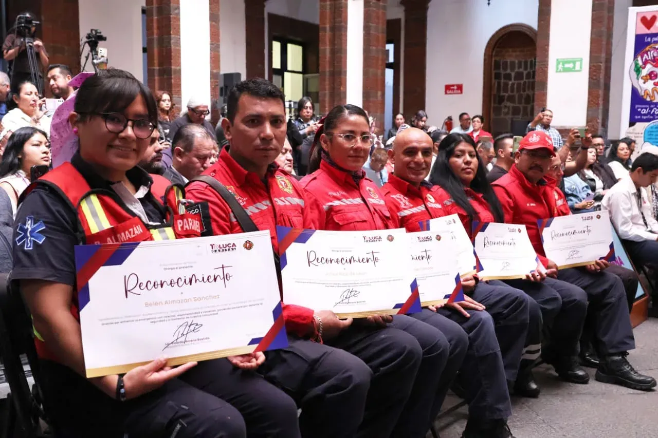 Reconocimiento a bomberos en conferencia de prensa en Toluca