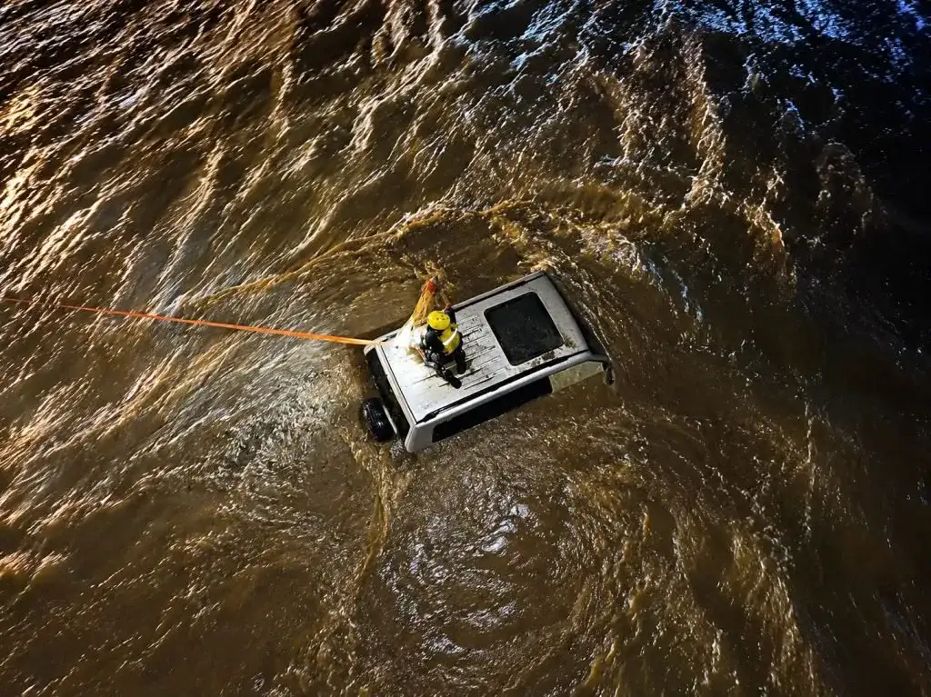 Vehículo atrapado en un arroyo crecido durante lluvias en La Ribera, Los Cabos