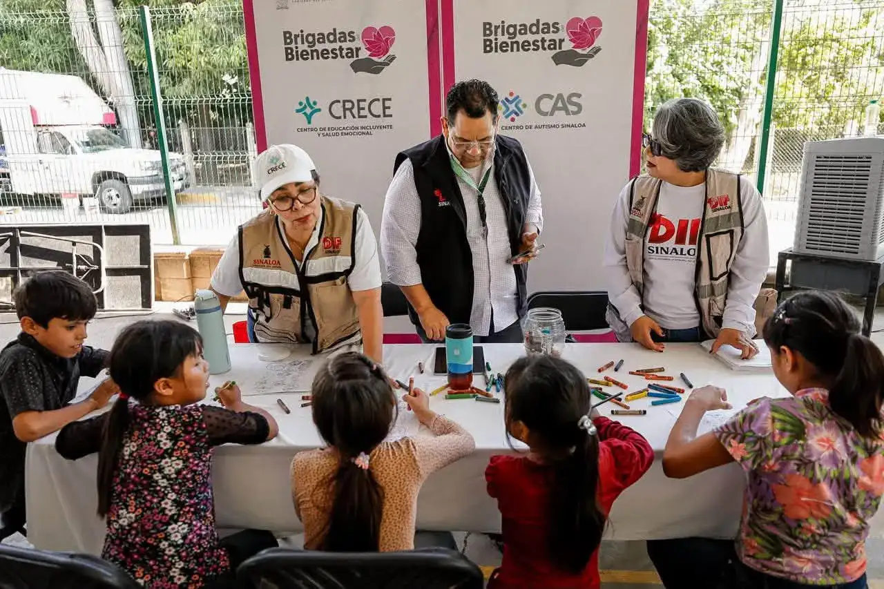 Personas reunidas bajo una techumbre durante una jornada de servicios gratuitos