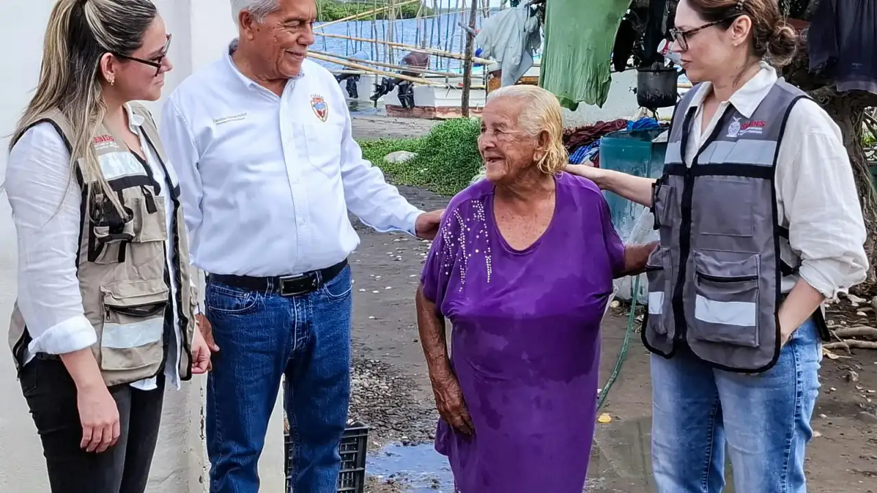 Brigadistas entregan despensas y catres a familias en una comunidad costera inundada