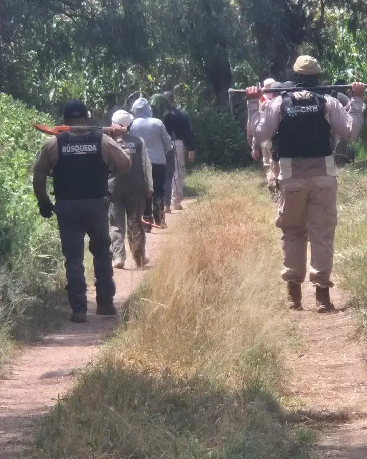 Personal de búsqueda forense en el cementerio de Cuauhtémoc, Zacatecas