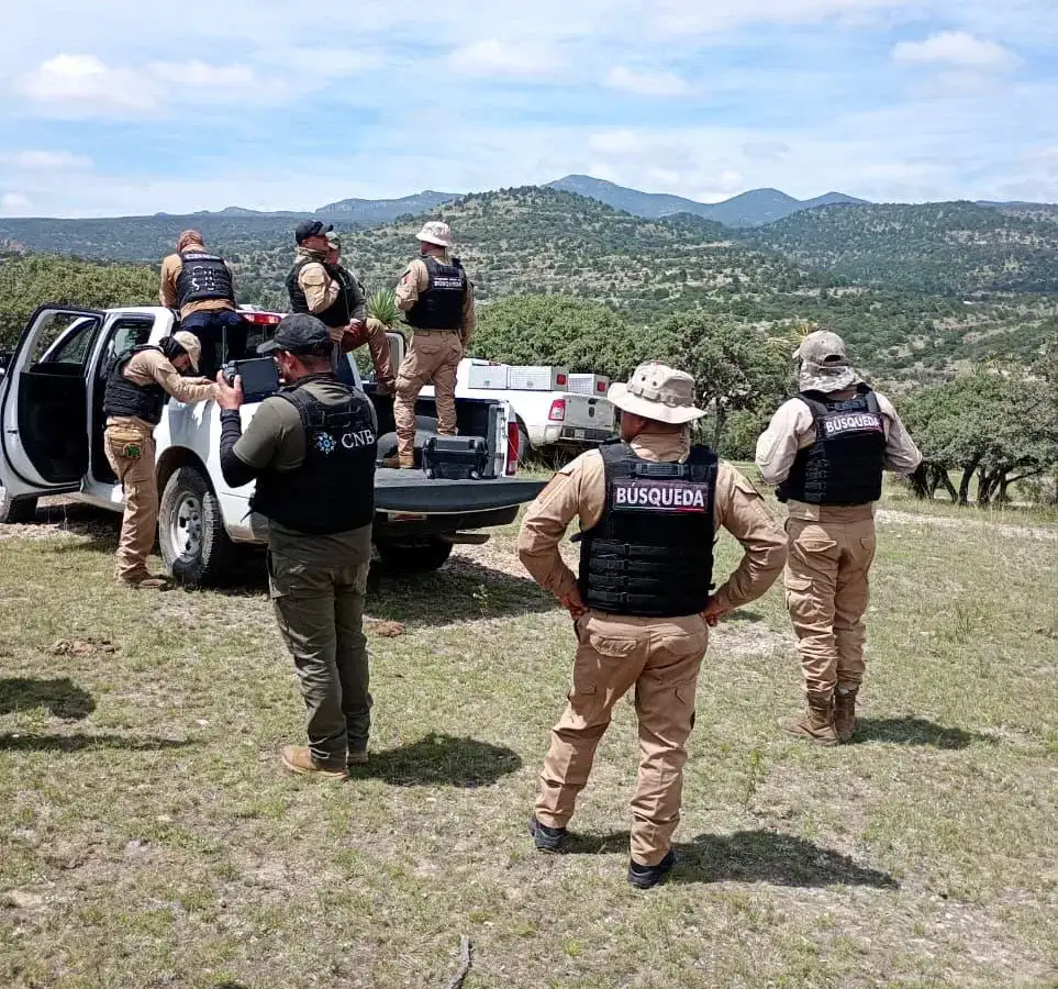 Personal de búsqueda forense y colectivos durante un operativo en campo en Zacatecas