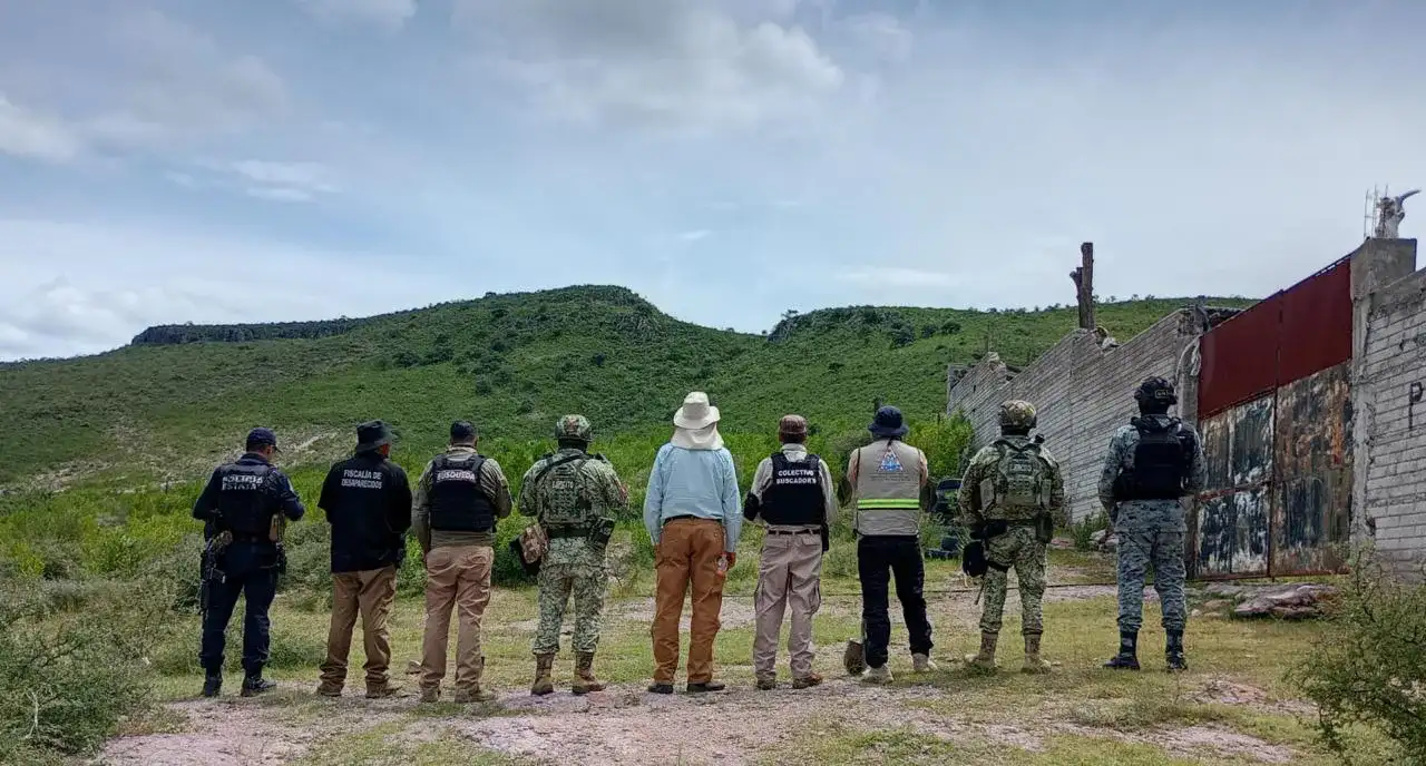 Equipos de búsqueda y drones durante prospección forense en zona serrana de Tepetongo