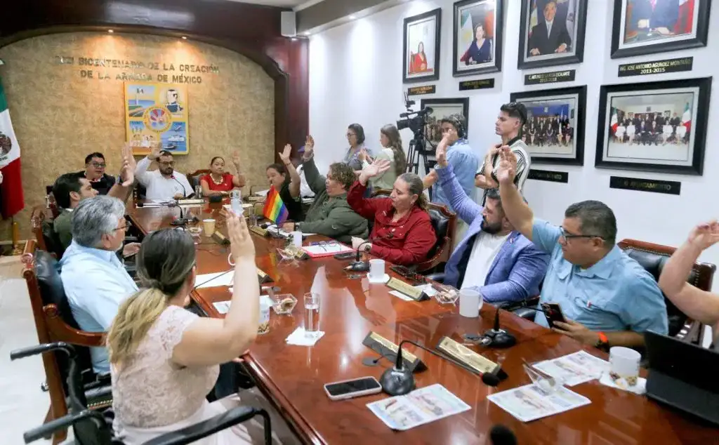 Sesión de cabildo en Los Cabos con autoridades municipales durante una votación