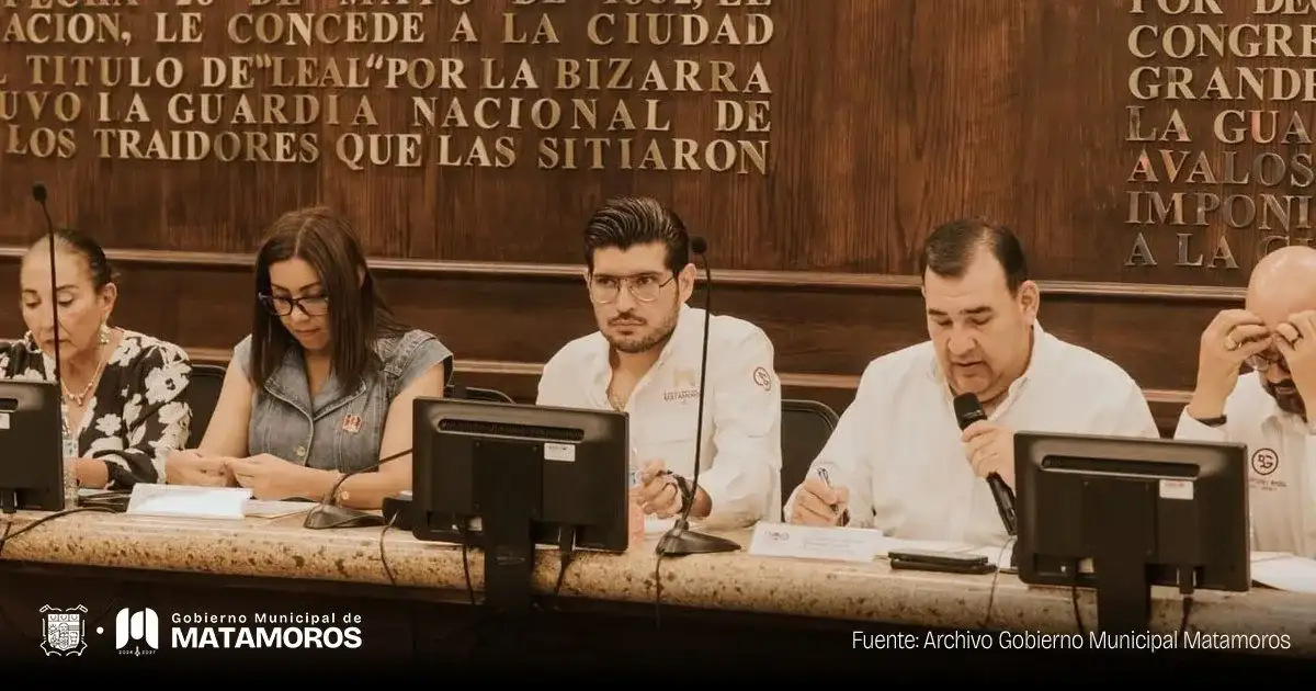 Sesión de Cabildo de Matamoros en el salón de sesiones con regidores y el alcalde Beto Granados