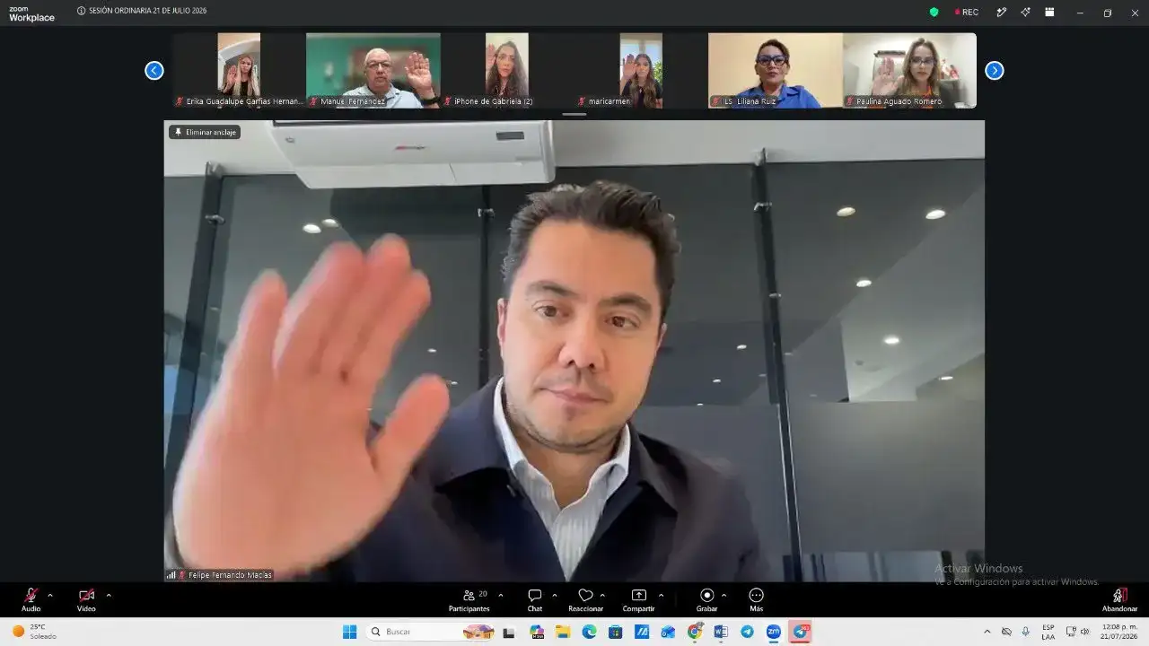 Sesión de Cabildo del Ayuntamiento de Querétaro, con regidores discutiendo acuerdos de uso de suelo.