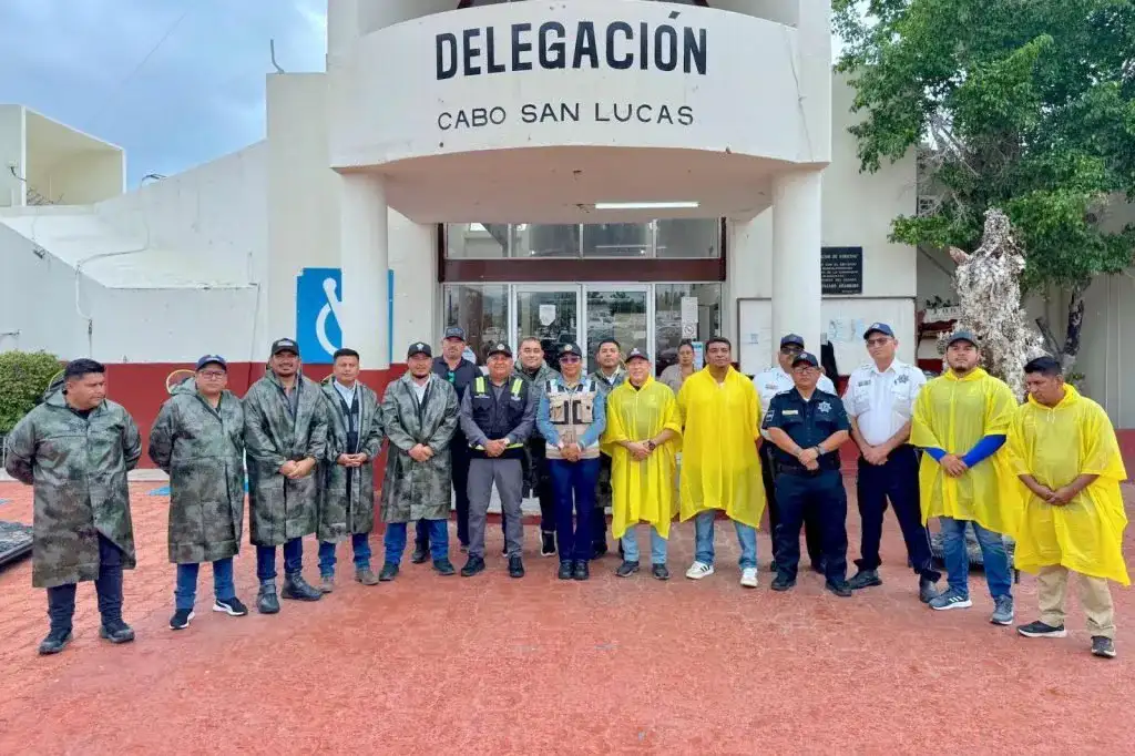 Personal de Protección Civil durante operativo preventivo en Cabo San Lucas