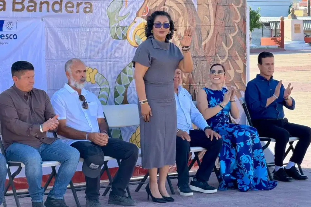 Personas participan en una jornada de limpieza en una playa de Cabo San Lucas