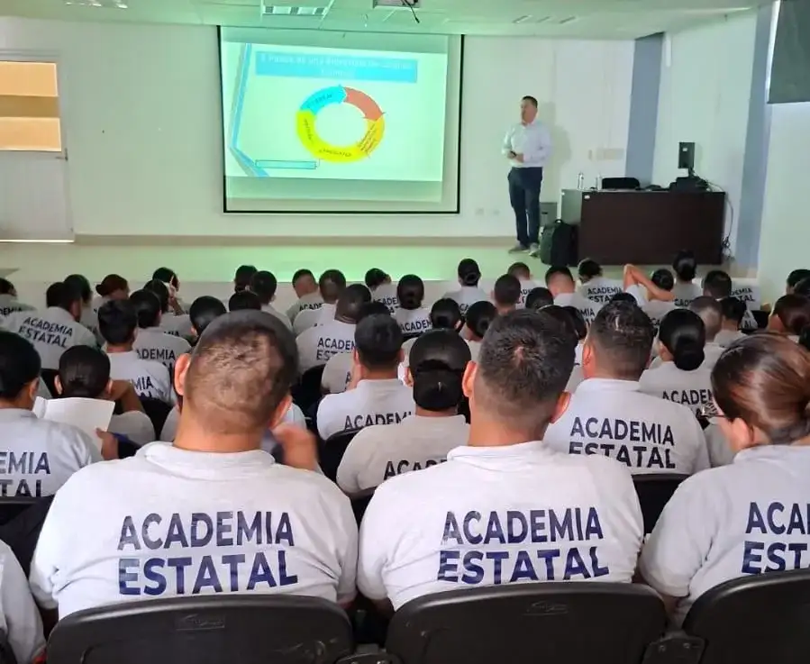 Cadetes de la Academia Estatal de Seguridad Pública durante una capacitación en Baja California Sur