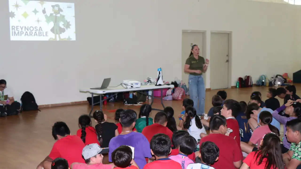 Niños participando en plática ambiental durante campamento de verano en Reynosa