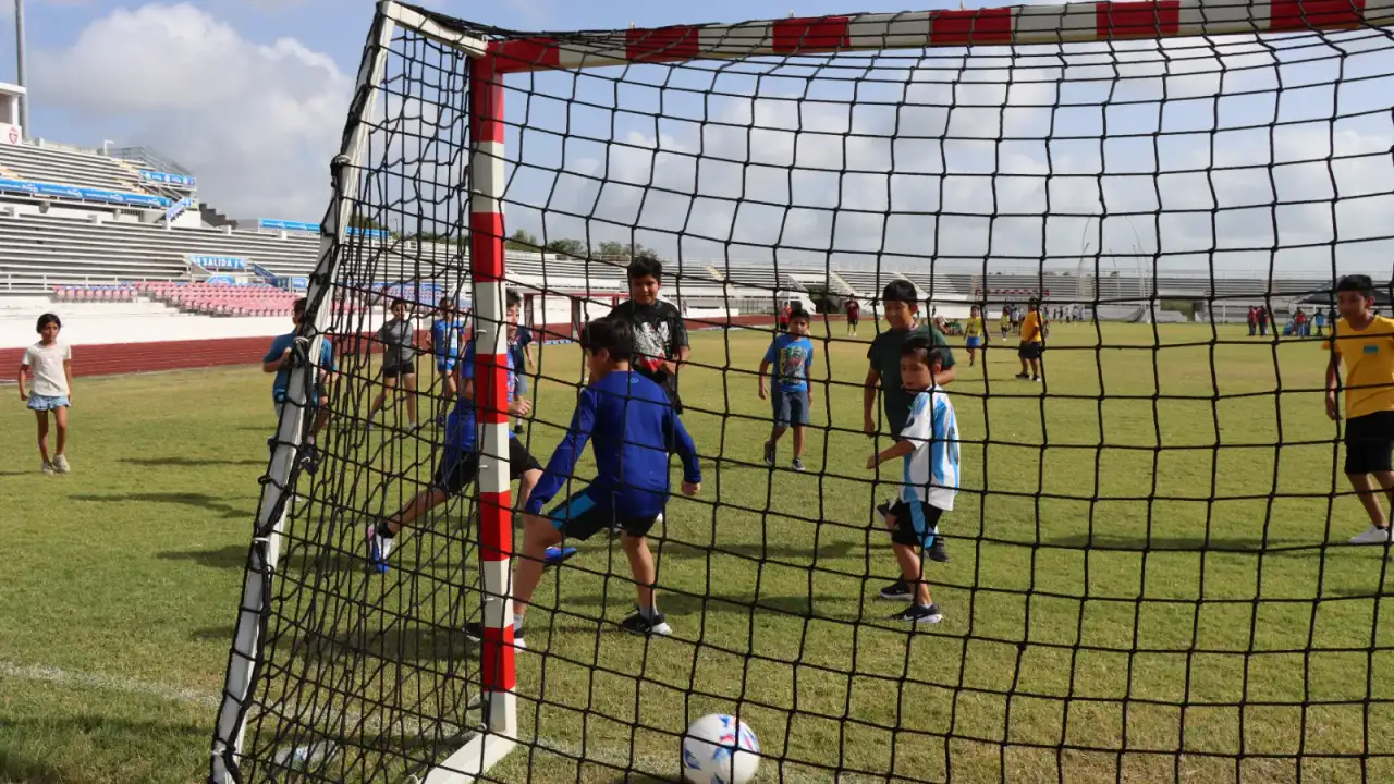 Niños jugando fútbol en el Polideportivo de Reynosa durante el campamento de verano