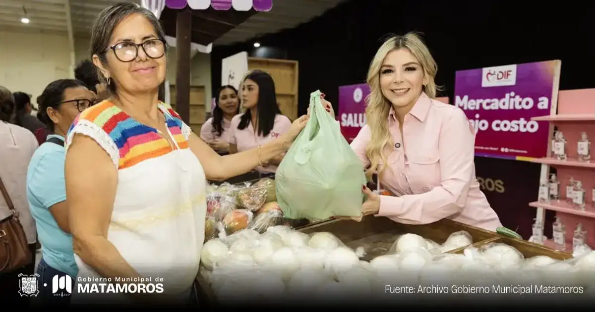 Familias en fila para comprar productos de canasta básica en un módulo del DIF Matamoros