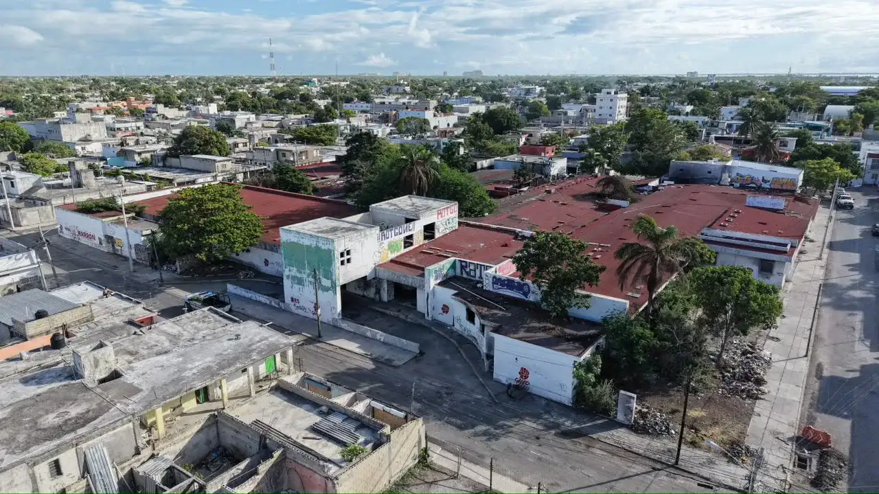 Maquinaria de demolición en el antiguo Hospital General de Cancún durante el inicio de los trabajos