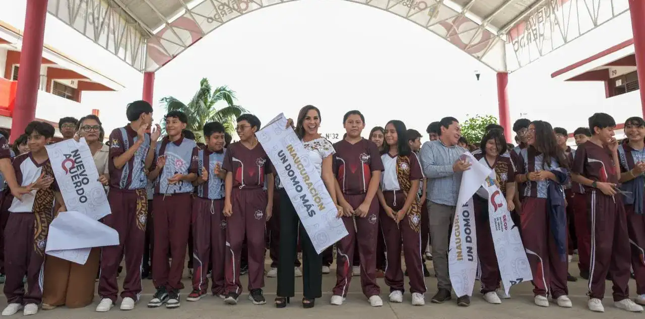 Estudiantes y autoridades en la inauguración de un domo escolar en Cancún