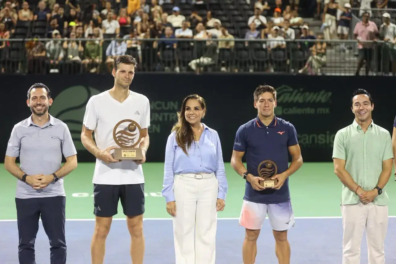 Entrega de trofeo al campeón del torneo de tenis en Cancún