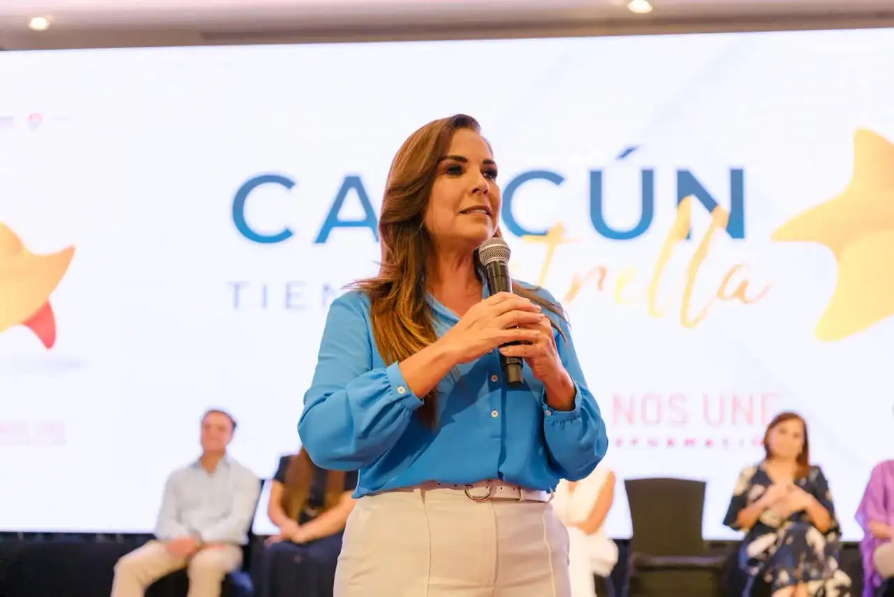 Trabajadores del sector turístico durante una ceremonia de reconocimiento en Cancún